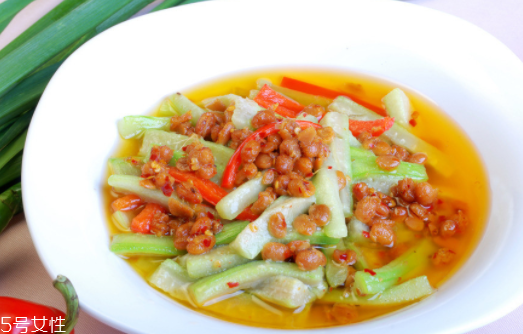 絲瓜的土腥味怎么去除？絲瓜切后不變色小技巧