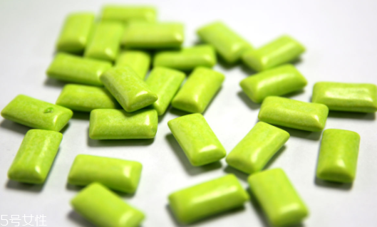 口香糖吃進肚子里怎么辦？會隨排泄物一起排出體外