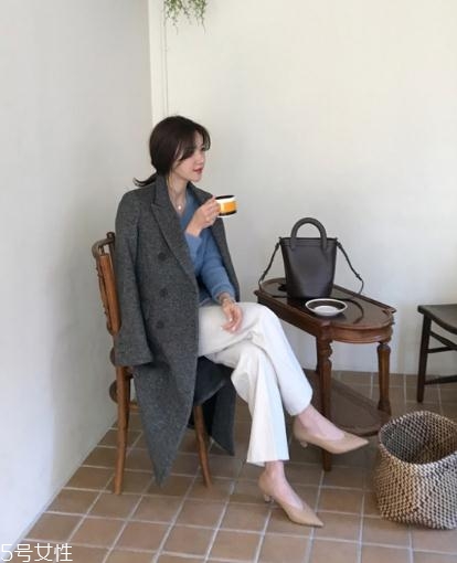灰色大衣配什么顏色的毛衣？分分鐘穿出高級(jí)范兒