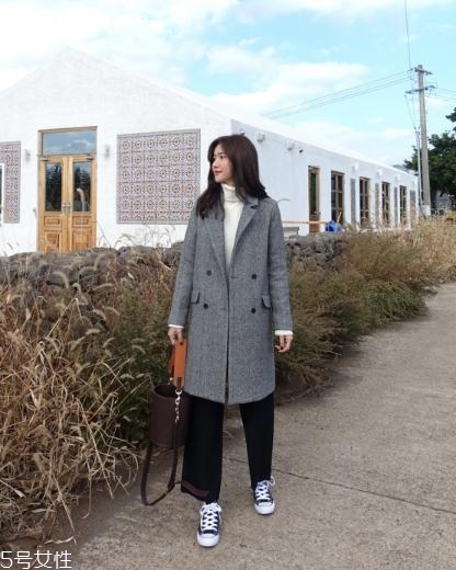 灰色大衣配什么顏色的毛衣？分分鐘穿出高級(jí)范兒