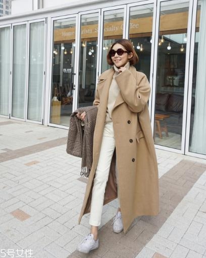 卡其色大衣里面穿什么？讓你穿出高級(jí)感