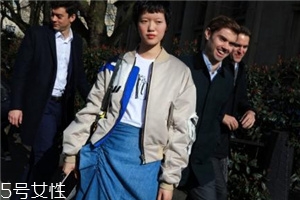 飛行員夾克里面穿什么？溫暖時尚兩不誤