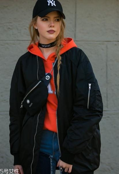 飛行員夾克里面穿什么？溫暖時尚兩不誤