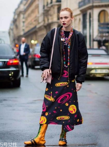 飛行員夾克里面穿什么？溫暖時尚兩不誤