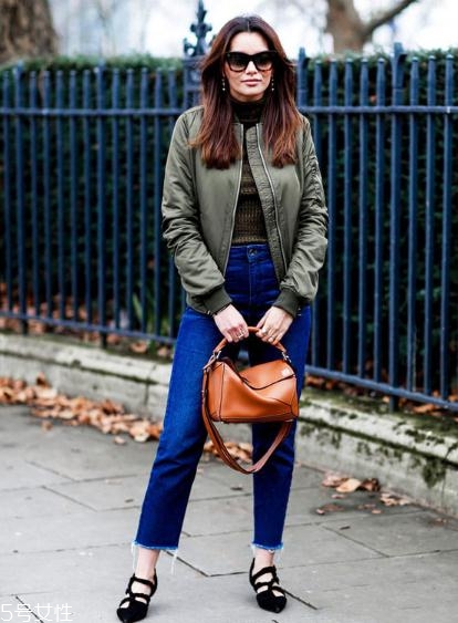 飛行員夾克里面穿什么？溫暖時尚兩不誤