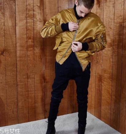 飛行員夾克里面穿什么？溫暖時尚兩不誤