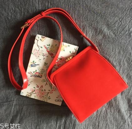 露露guinness什么檔次？這款紅唇包再不買(mǎi)就out了