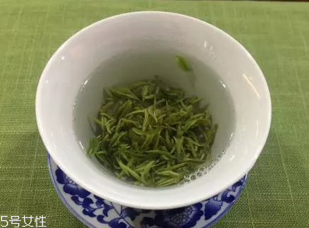 茶怎么喝最保?。吭缥缤砣投寄芎?></p><h3>喝茶的三個(gè)階段</h3><p>第一階段：解渴</p><p>解渴，在此處表示的不僅僅是解渴，也包含了人生理上各個(gè)方面的需求。</p><p>“神農(nóng)嘗百草，日遇七十二毒，得荼而解之”，茶最早為人所用，本來(lái)就是作為藥用的。茶能生津解渴、提神益思，老百姓家里一把茶葉泡到大茶缸里，一喝就是一整天。一些喝慣了茶的老農(nóng)，不喝茶都是沒(méi)有力氣干活的。</p><p>剛開(kāi)始喝茶的人，都很關(guān)心喝茶有什么好處、茶要怎么喝才健康、什么季節(jié)適合喝什么茶，諸如此類等等，這都是正常且合理的。但需注意，茶能協(xié)調(diào)和平衡身體狀況，與治病的藥是完全不同的。</p><p>長(zhǎng)期堅(jiān)持良好的飲茶習(xí)慣，好處不言而喻。茶的健康屬性，也為品茶奠定了良好的基礎(chǔ)。</p><p>第二階段：品味</p><p>飲茶本身是一種享受，要是把“治病”當(dāng)做了目的，那飲茶就變成了負(fù)擔(dān)。</p><p>喝茶入了門之后，便進(jìn)入了品味的第二階段。這并不意味著他們不重視健康飲茶方法，而是已經(jīng)熟悉自己的體質(zhì)與茶的關(guān)系，可以靈活把握了。</p><p>品茶的人，會(huì)注重茶葉的沖泡技巧，因?yàn)橹挥邪巡枧莺昧?，才能品到最好的茶湯。從干茶、湯色、香氣、滋味、葉底，每一個(gè)細(xì)節(jié)，都用心琢磨，細(xì)細(xì)品味。</p><p>愛(ài)茶人對(duì)茶的追求永遠(yuǎn)沒(méi)有盡頭，他們?nèi)ゲ桊^、參加茶展會(huì)、逛茶葉市場(chǎng)、甚至上茶山，都是為了探尋舌尖上最極致的體驗(yàn)。這個(gè)階段，他們近乎是瘋狂的，付出大量的時(shí)間、精力，也不愿意錯(cuò)過(guò)任何一泡好茶。</p><p>第三階段：怡情</p><p>愛(ài)茶人經(jīng)過(guò)一個(gè)階段的瘋狂折騰以后，才能慢慢冷靜下來(lái)。</p><p>他們慢慢意識(shí)到，一味瘋狂地追求感官上的體驗(yàn)，與茶“和靜怡真”的本質(zhì)背道而馳。</p><p>懂得品茶，卻不斤斤計(jì)較于品茶細(xì)致的功夫，不執(zhí)著于細(xì)致的茶味，是最難能可貴的。這與“看山是山，看山不是山，看山還是山”其實(shí)是同出一轍的。</p><p>喝茶，最值得體會(huì)就是這一份心境。朋友相聚之歡樂(lè)，獨(dú)在異鄉(xiāng)之孤獨(dú)，忙碌過(guò)后之充實(shí)，享受一人之清靜，遭受挫敗之沮喪，獲得成功之滿足，一杯茶，與你分享酸甜苦辣，最終找到內(nèi)心長(zhǎng)久的寧?kù)o。</p><p>喝茶的三個(gè)階段：解渴、品味、怡情，不管你在哪個(gè)階段，相信你最終都會(huì)找到與茶最佳的相處方式，這就是最大的幸福。</p><p style=