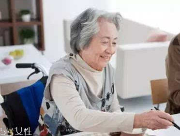 加齡臭怎么去除？老人氣治療應(yīng)內(nèi)外兼修