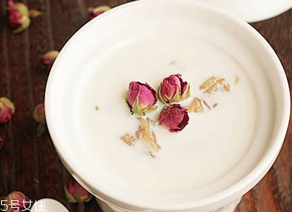 花膠燉牛奶用什么牛奶？普通鮮奶即可