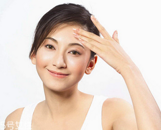 額頭毛孔粗大用什么護膚品？額頭毛孔粗大和出油有關系