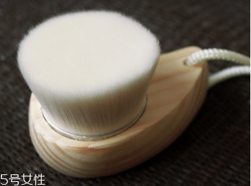 額頭毛孔粗大怎么辦？正確使用潔面刷毛孔會(huì)變小
