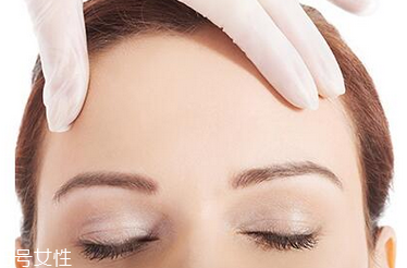 額頭毛孔粗大用什么護膚品？額頭毛孔粗大和出油有關系