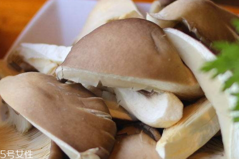 平菇發(fā)黑還能吃嗎 平菇食譜大全 平菇發(fā)黑還能吃嗎 平菇食譜大全