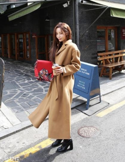 卡其色大衣配什么包包？這樣搭配高貴優(yōu)雅