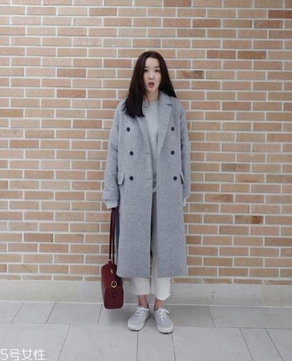 灰色大衣配什么顏色包包？這樣搭配穿出高級(jí)感