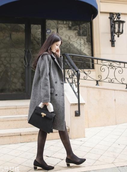 灰色大衣配什么顏色包包？這樣搭配穿出高級(jí)感