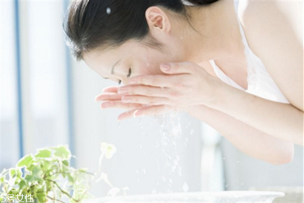 激光點痣后多久能洗臉？點痣后臉上有可能會有凹洞