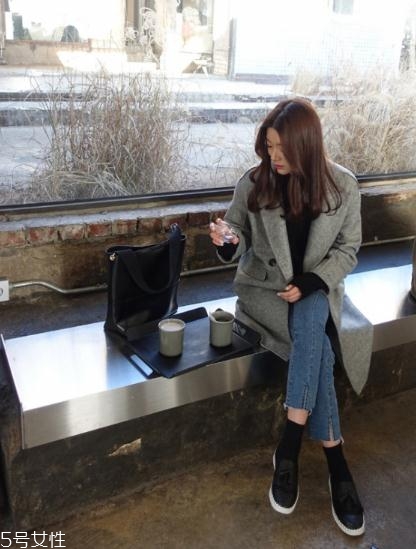 灰色大衣配牛仔褲好看嗎？打造中性灑脫范兒
