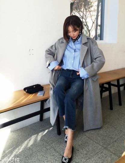 灰色大衣配牛仔褲好看嗎？打造中性灑脫范兒