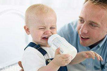 母乳寶寶如何判斷奶量？媽媽記得要多喝奶