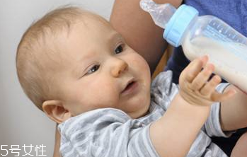 母乳寶寶如何判斷奶量？媽媽記得要多喝奶