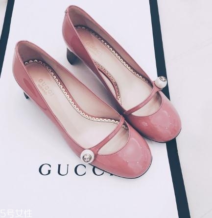 gucci鞋子一般多少錢？風(fēng)靡時(shí)尚界的潮流經(jīng)典