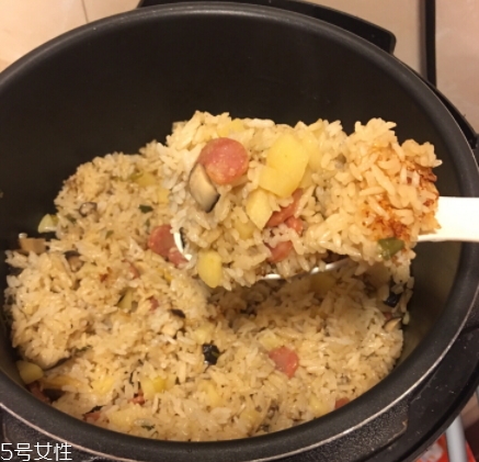 香菇臘腸土豆?fàn)F飯的做法 一個(gè)電飯煲就可以搞定的懶人飯 香菇臘腸土豆?fàn)F飯的做法 一個(gè)電飯煲就可以搞定的懶人飯