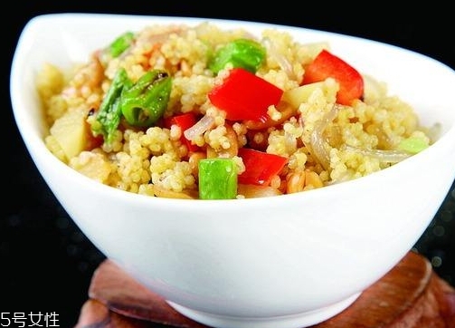 香菇臘腸土豆?fàn)F飯的做法 一個(gè)電飯煲就可以搞定的懶人飯 香菇臘腸土豆?fàn)F飯的做法 一個(gè)電飯煲就可以搞定的懶人飯