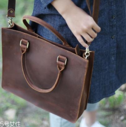 瘋馬皮是人造皮嗎？文藝青年的最愛