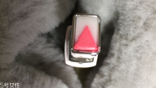 蘭芝V型唇膏01號色是什么樣的？淡粉色很溫婉