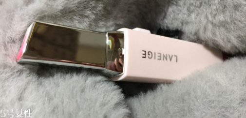 蘭芝V型唇膏01號色是什么樣的？淡粉色很溫婉