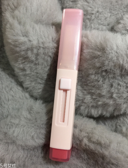 蘭芝V型唇膏01號色是什么樣的？淡粉色很溫婉