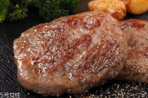 煎牛排沒(méi)有黃油可以用什么代替 教大家橄欖油煎牛排 煎牛排沒(méi)有黃油可以用什么代替 教大家橄欖油煎牛排