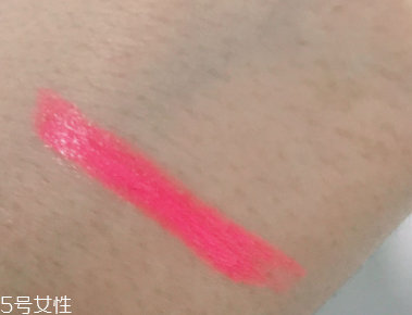 蘭芝V型唇膏01號色是什么樣的？淡粉色很溫婉