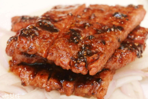 煎牛排沒(méi)有黃油可以用什么代替 教大家橄欖油煎牛排 煎牛排沒(méi)有黃油可以用什么代替 教大家橄欖油煎牛排