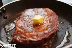 煎牛排沒(méi)有黃油可以用什么代替 教大家橄欖油煎牛排 煎牛排沒(méi)有黃油可以用什么代替 教大家橄欖油煎牛排