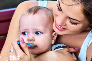 母乳寶寶如何判斷奶量？媽媽記得要多喝奶