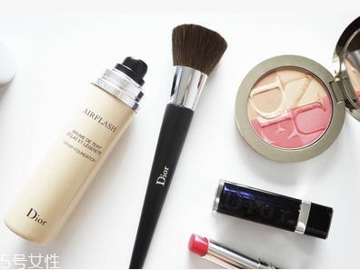 迪奧噴霧粉底液色號(hào)及試色 迪奧噴霧粉底液用法 迪奧噴霧粉底液色號(hào)及試色 迪奧噴霧粉底液用法