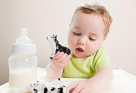 嬰幼兒缺鈣會有什么癥狀表現(xiàn)？4大表現(xiàn)需注意