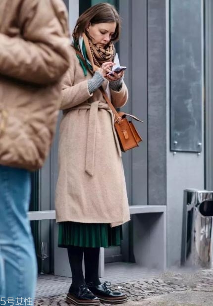 冬季半身裙怎么搭配？這樣穿時(shí)尚又藏肉