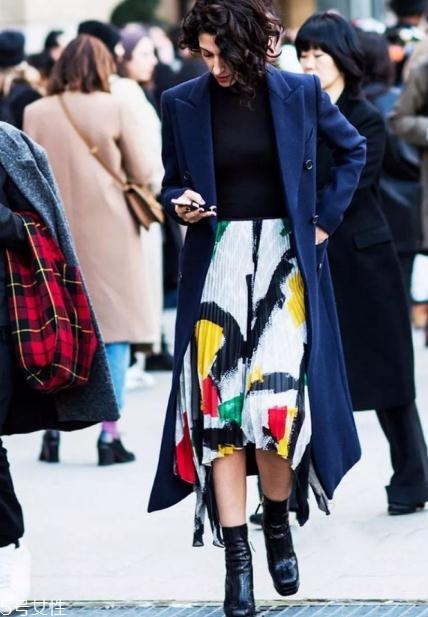 冬季半身裙怎么搭配？這樣穿時尚又藏肉