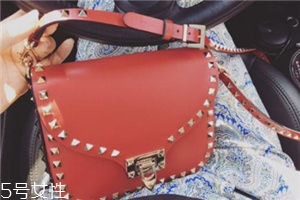華倫天奴包包一般多少錢？女明星爭(zhēng)奇斗艷全靠它