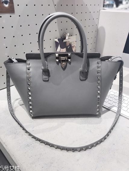 華倫天奴包包一般多少錢？女明星爭(zhēng)奇斗艷全靠它