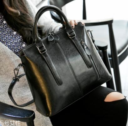 油蠟皮是什么皮？這種材質(zhì)的包包你一定買過(guò)