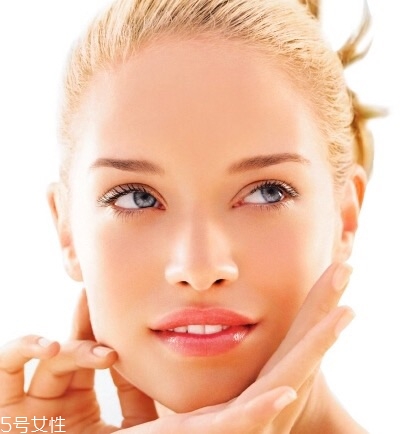 氣墊腮紅和傳統(tǒng)腮紅哪個(gè)好？五種膚色適合的顏色