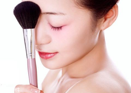 腮紅過期了還能用嗎？腮紅刷的使用要點(diǎn)