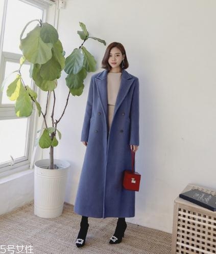 藍(lán)色大衣搭配什么包包？為你凹足造型感