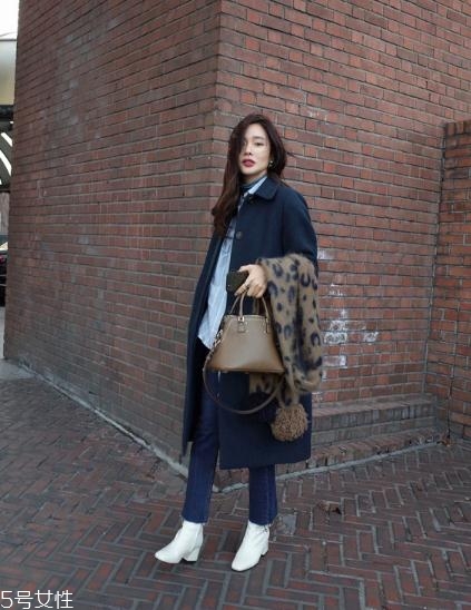 藍(lán)色大衣搭配什么包包？為你凹足造型感