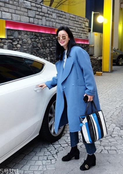 藍(lán)色大衣搭配什么包包？為你凹足造型感